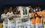 Jogadores do Palmeiras homenageiam o volante Jailson na comemoração do gol contra o Emelec
