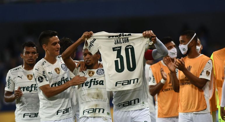 Elenco do Palmeiras homenageia o volante Jailson na comemoração do gol contra o Emelec