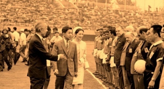 Atual imperador japonês, Akihito cumprimenta jogadores antes de amistoso, em 1967
