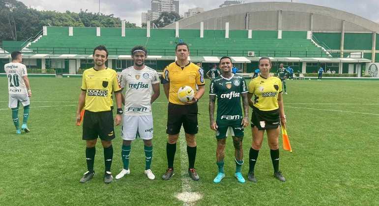 Palmeiras faz jogo-treino dividindo o elenco no CT com a presença de arbitragem