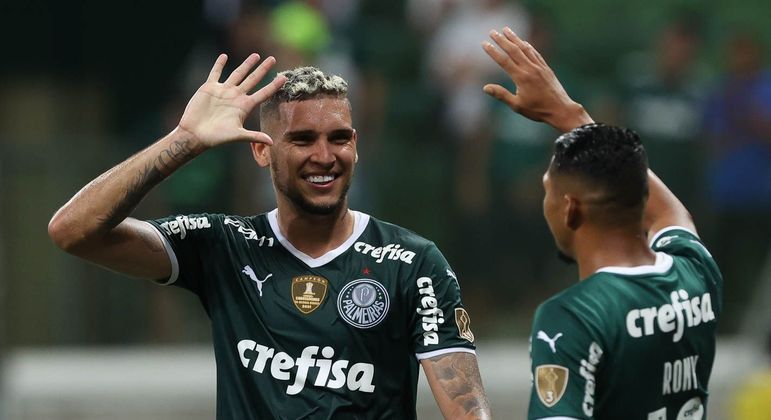 Navarro e Rony comemoram o 6º gol do Palmeiras contra o Petrolero pela Libertadores 2022
