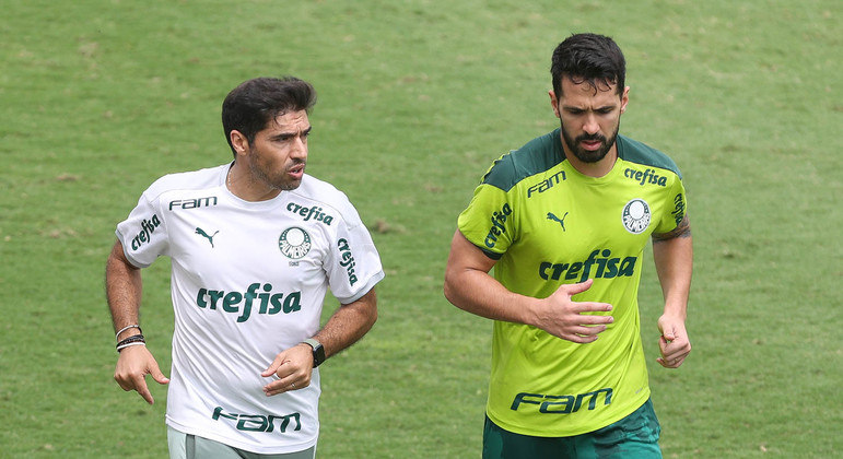 O técnico Abel Ferreira (à esquerda) e o zagueiro Luan correm na Academia de Futebol