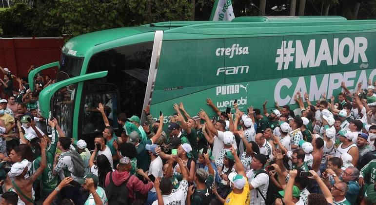 Torcida do Palmeiras 'abraça' o ônibus em saída para o Aeroporto Internacional de Guarulhos