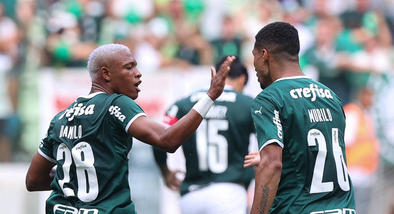 Danilo comemora com Murilo gol marcado pelo Palmeiras na final do Paulistão 2022