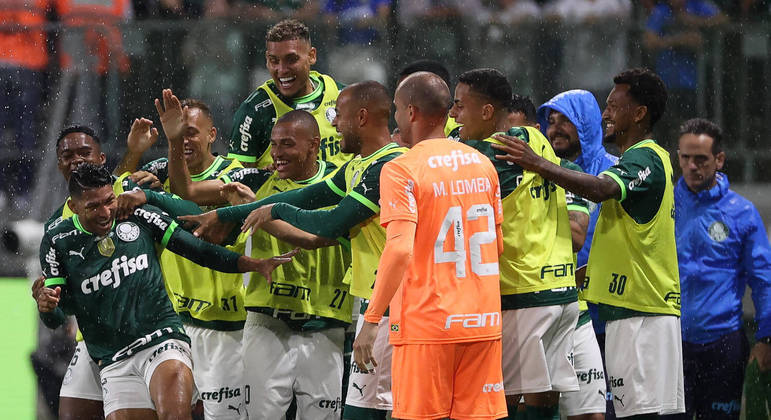 Jogadores do Palmeiras comemoram gol de Rony pelo Palmeiras