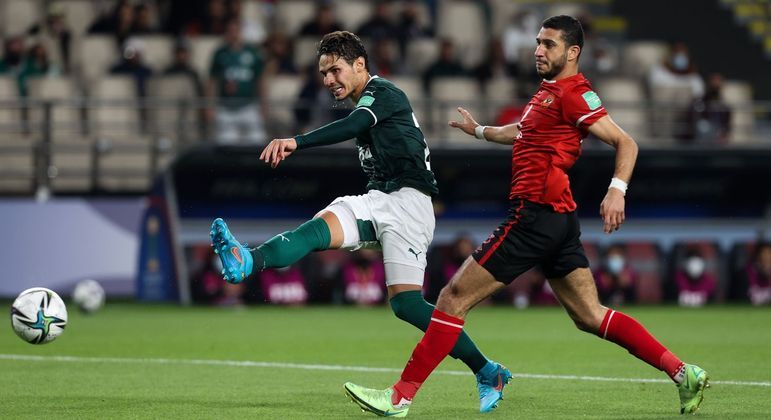 Raphael Veiga finaliza para o gol diante do Al-Ahly, do Egito, na semifinal do Mundial de Clubes