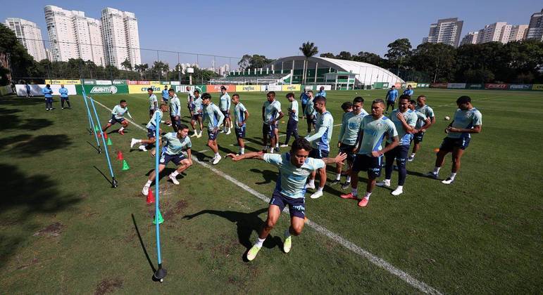 Jogadores do Palmeiras realizam a última atividade antes de pegarem a Juazeirense em Londrina
