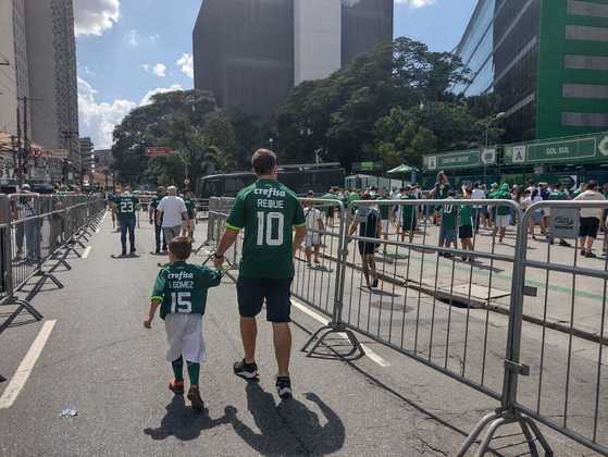E tem espaço para todo mundo! Adultos e crianças chegam ao Allianz para apoiar o Verdão