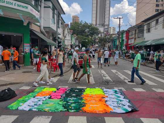 No entorno do estádio, aos poucos, os torcedores já se reúnem para ver assistir mais uma decisão do Palmeiras. Os ambulantes aproveitam para vender produtos do time