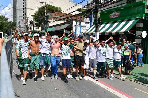 Os torcedores organizados do Palmeiras caminharam juntos em direção ao estádio enquanto cantavam as músicas de apoio ao time