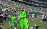 O goleiro Weverton esbanjou fofura com a criançada