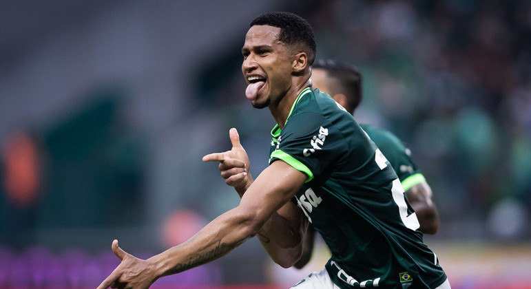 Murilo em partida pelo Palmeiras comemorando gol