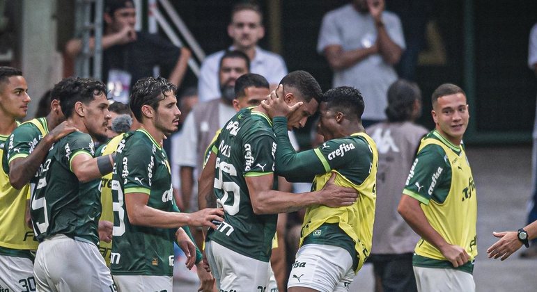 Palmeiras comemorando gol pelo Paulistão
