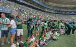 A criançada espera ansiosa pelo momento em que vão conseguir o tão sonhado encontro com algum dos jogadores do Verdão