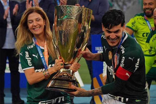 Palmeiras recebe troféu de campeão paulista.