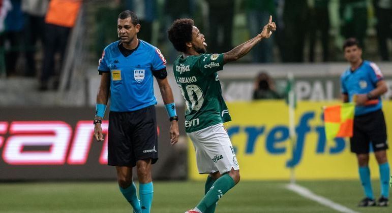 Luiz Adriano marcou o primeiro gol do Palmeiras nesta segunda-feira (25)