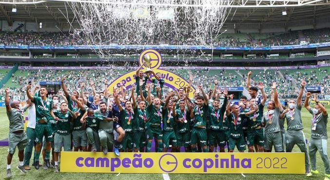 Crias da Academia comemoram o título inédito da Copinha contra o Santos no Allianz Parque
