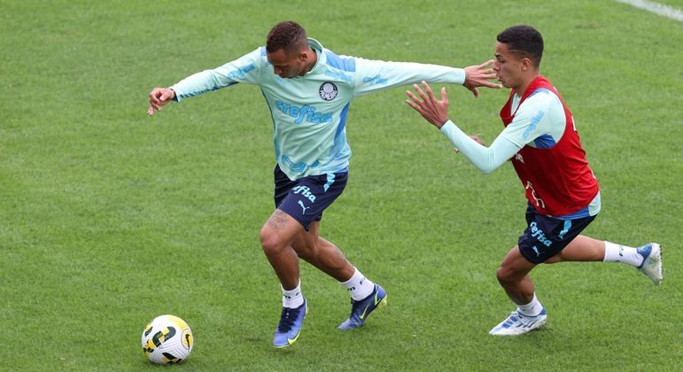 Breno Lopes e Giovanni disputam a bola durante o treino do Palmeiras nesta quinta-feira (5)
