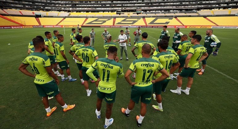 Abel e jogadores do Palmeiras conversam durante atividade no Equador visando ao Emelec
