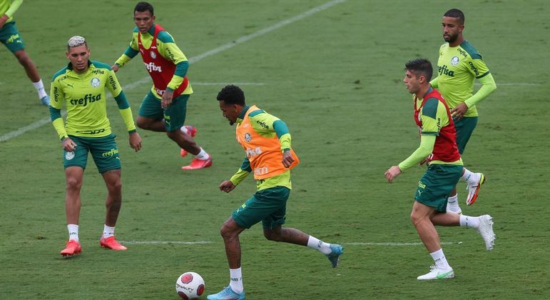 Atletas do Palmeiras participam de treino visando a final contra o São Paulo