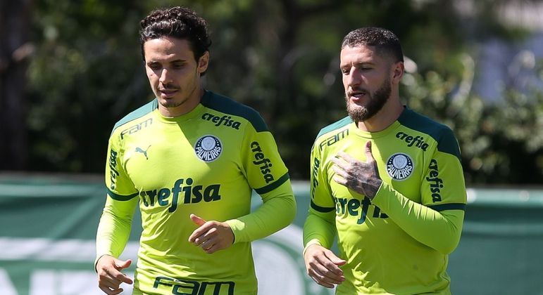 Raphael Veiga e Zé Rafael participam de atividade no CT do Palmeiras
