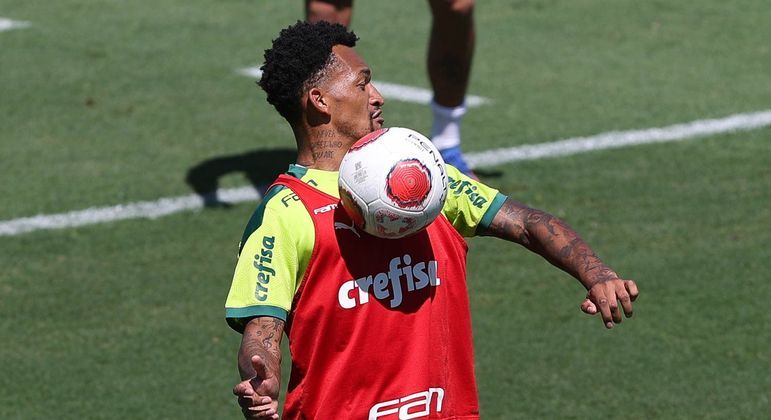 Volante Jailson domina a bola durante o último treino do Palmeiras visando o Ituano