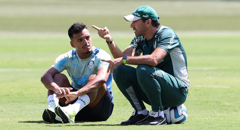 Abel Ferreira e Gabriel Menino conversando em treino do Palmeiras