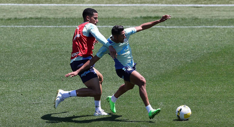 Murilo e Rony disputam a bola durante o treino do Palmeiras visando o Atlético-MG