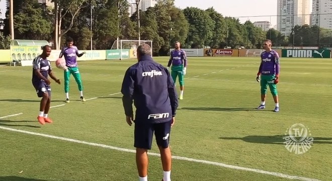 Goleiros também treinaram nesta quinta-feira (10)
