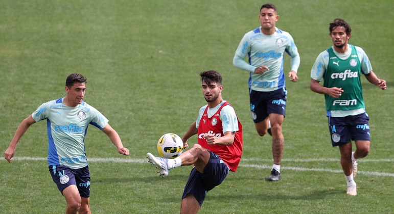 Jogadores do Palmeiras em treino antes do confronto diante do Fortaleza fora de casa