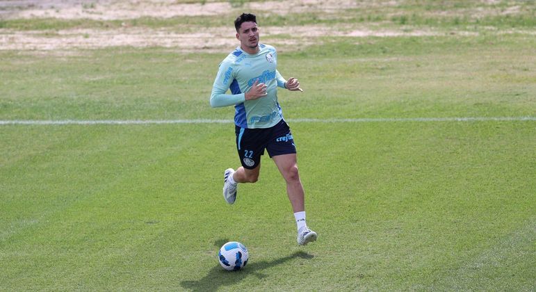 Piquerez iniciou transição física no campo da Academia de Futebol do Palmeiras mirando o ano