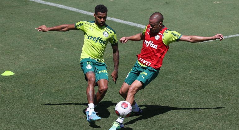 Wesley e Mayke disputam último treino do Palmeiras visando o RB Bragantino