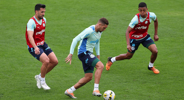 Navarro, com a bola, é marcado por Luan e Vanderlan no treino do Palmeiras que visa o Fogão
