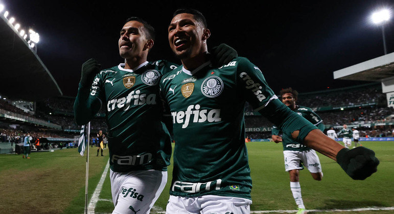 Rony e Dudu comemoram gol do camisa 7 palmeirense diante do Coritiba pelo Brasileirão 2022