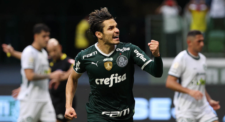 Raphael Veiga comemora o gol marcado na vitória do Palmeiras sobre o Goiás pelo Brasileirão