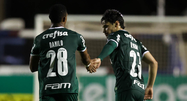 Danilo e Raphael Veiga comemoram gol na vitória contra a Juazeirense no Estádio do Café