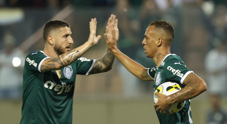 Breno Lopes comemora com Zé Rafael seu gol na partida, o de empate do Palmeiras