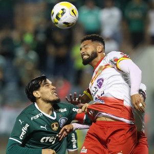 Gómez, do Palmeiras, em disputa com Eduardo, da Juazeirense