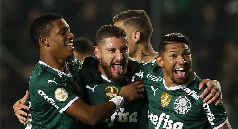 Zé Rafael (centro) comemora com Danilo (à esq.) e Rony gol do Palmeiras
