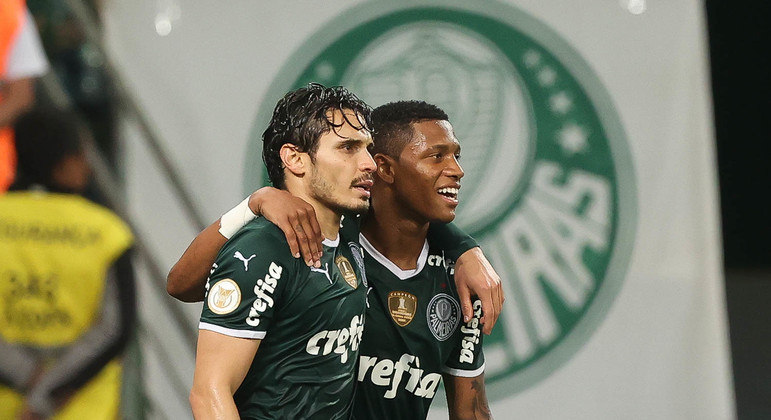Raphael Veiga e Danilo comemoram abraçados gol do Palmeiras contra o RB Bragantino