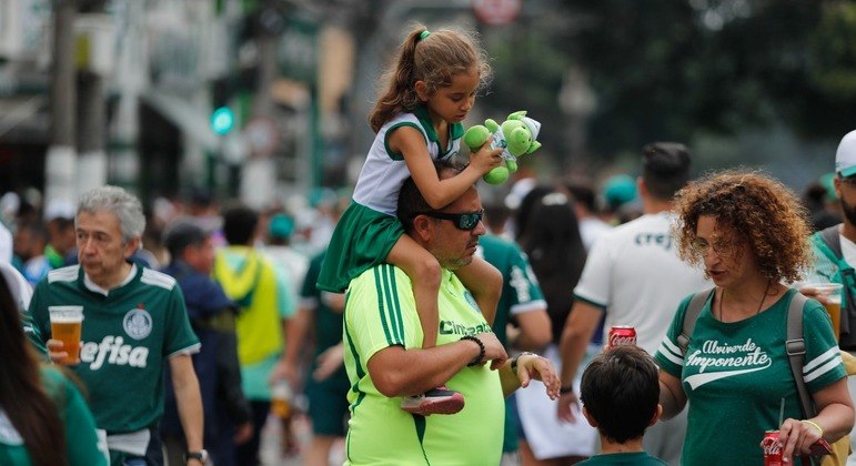 Pais, mães e filhos vão juntos ao Allianz Parque para apoiar o Palmeiras