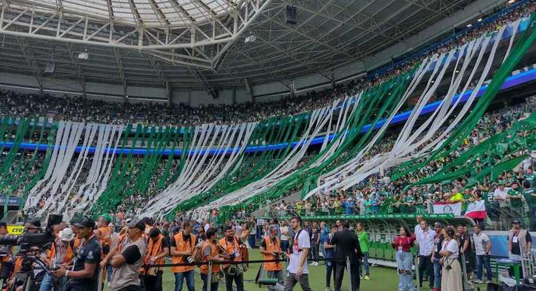 Torcida do Palmeiras faz bonita festa antes da bola rolar