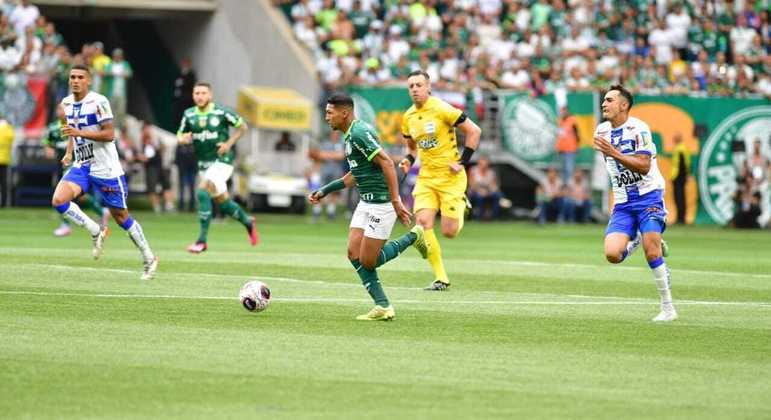 O jogo começou com grande pressão do Palmeiras, que corre atrás do resultado