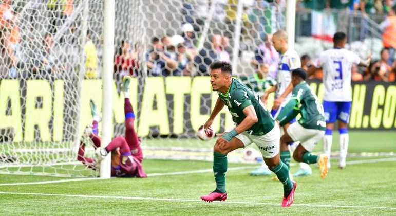 Após jogada magnífica de Dudu, Gabriel Menino cabeceia a bola no canto direito da baliza de Ygor Vinhas. Aos 27 minutos, o Palmeiras já vence o Água Santa por 2 a 0 e garante o título com este placar
