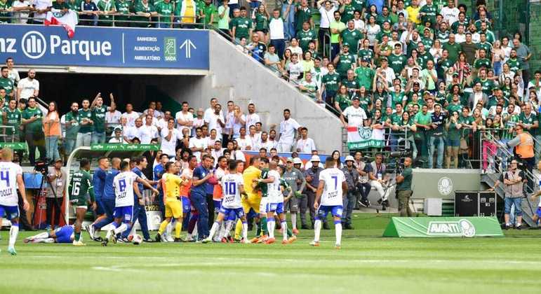 Logo após o terceiro gol do Palmeiras, uma confusão envolvendo os bancos dos times terminou com Anderson, do Água Santa, expulso. O atleta foi para o vestiário sem sequer entrar em campo