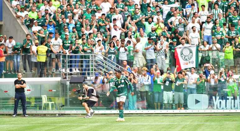 Imparável! Aos 34 minutos do primeiro tempo, Endrick aproveita rebote dentro da área e empurra a bola para dentro da rede. Palmeiras 3 x 0 Água Santa
