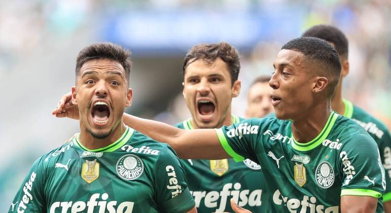 Gabriel Menino (à esquerda) fez dois gols no duelo