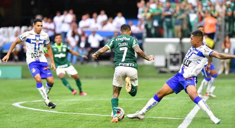 Diferente do primeiro tempo movimentado, a segunda etapa começou devagar. Enquanto o Palmeiras parece ter abraçado a vantagem, o Água Santa não encontra meios para furar a marcação do time da capital