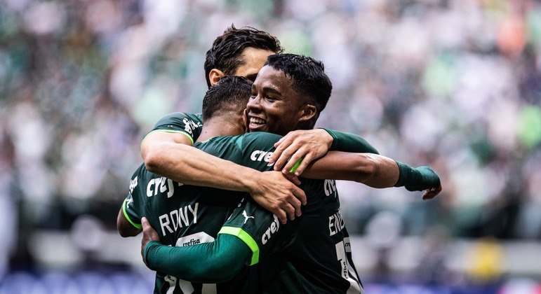 Com grande atuação dos meninos da base, o Palmeiras é bicampeão estadual após vencer de goleada o Água Santa por 4 a 0