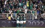 Jogadores do Palmeiras comemoram segundo gol com a torcida alviverde presente no estádio Al-Nahyan, em Abu Dhabi